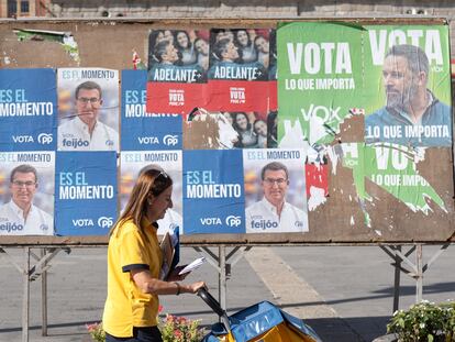 Carteles electorales ubicados en la plaza Mayor de Medina del Campo.