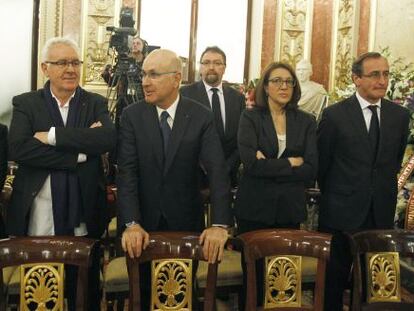 Rosa D&iacute;ez (UPyD), Cayo Lara (IU), Josep Antoni Duran i Lleida (CiU), Soraya Rodr&iacute;guez (PSOE) y Alfonso Alonso (PP), en la capilla ardiente.