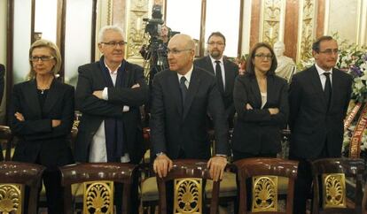Rosa D&iacute;ez (UPyD), Cayo Lara (IU), Josep Antoni Duran i Lleida (CiU), Soraya Rodr&iacute;guez (PSOE) y Alfonso Alonso (PP), en la capilla ardiente.