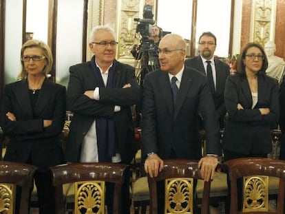 Rosa Díez (UPyD), Cayo Lara (IU), Josep Antoni Duran i Lleida (CiU), Soraya Rodríguez (PSOE) y Alfonso Alonso (PP), en la capilla ardiente.