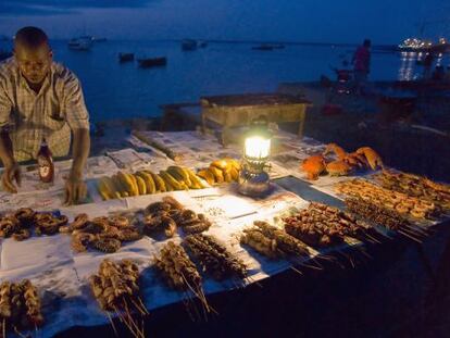 Puesto de comida callejera en Stone Town, Zanzíbar (Tanzania).