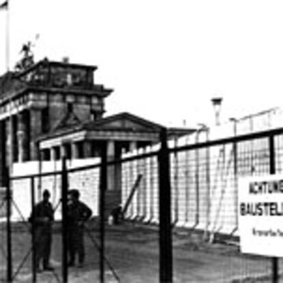 Año 1976: dos soldados de Alemania del Este vigilan el muro en las cercanías de la Puerta de Brandeburgo