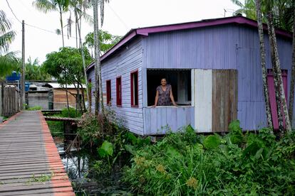 Edna Mendes, 56, que mora em casa de palafita em Santana. 