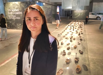 Almasa Salihovic, relaciones públicas del Memorial y Cementerio de Srebrenica-Potocari, posaba el 9 de julio en las instalaciones del centro ante los calzados que usaron decenas de bosnios para huir por el monte del cerco sobre Srebrenica. 