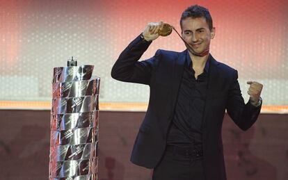 Jorge Lorenzo, con la medalla de campeón de MotoGP.