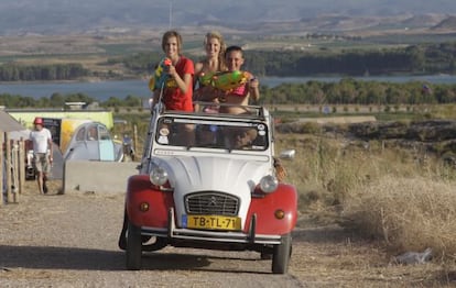 Una familia holandesa con su veh&iacute;culo en la 20&ordm; encuentro internacional de amigos del 2CV. 