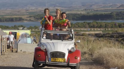 Una familia holandesa con su vehículo en la 20º encuentro internacional de amigos del 2CV.