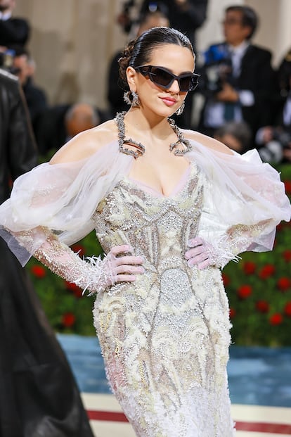 Detalle del Givenchy alta costura de Rosalía, completamente recubierto de pedrería bordada.