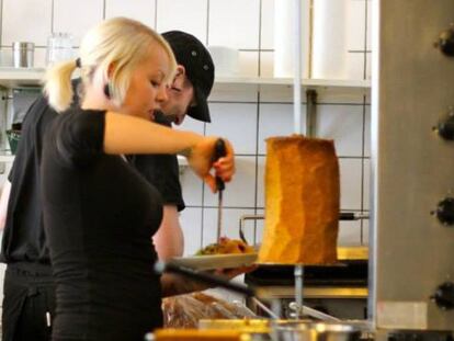 Preparaci&oacute;n de un d&ouml;ner kebab para vegetarianos en V&ouml;ner, restaurante vegano en Friedrichshain, Berl&iacute;n. 