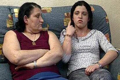 Emilia Lara y Cristina Ruiz, madre y hermana de Vanessa, asesinada en Vic.