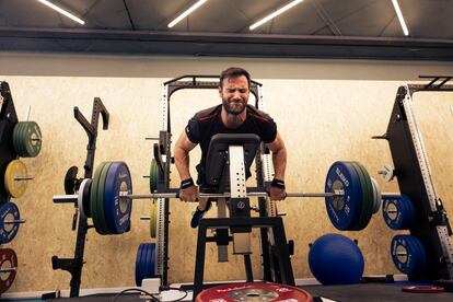 Saúl Craviotto, en una sesión de gimnasio. El atleta y policía nacional tiene 39 años y cinco medallas olímpicas: dos oros, dos platas y un bronce. Ocupa el hueco delantero del kayak. Es el “marca”, encargado de marcar el ritmo.