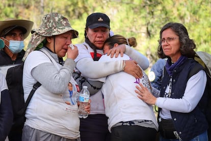 Unos días después de ser notificada de los resultados genéticos, Jaqueline Palmeros aseguraba que no dejaría su labor como madre buscadora, y que seguiría acompañando a sus compañeras del colectivo que la han acompañado durante estos años. En la imagen, mujeres de su colectivo la contienen en uno de los días de búsqueda.