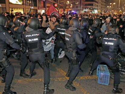 Policías antidisturbios cargaban contra los manifestantes durante una concentración celebrada en febrero de 2021 en Valencia.