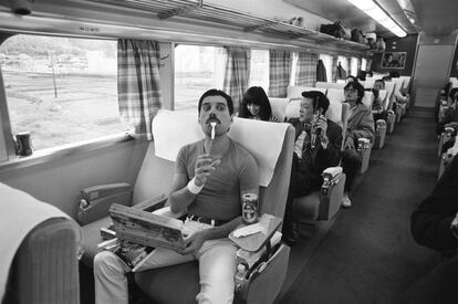 Freddie Mercury en la Estación de Osaka partiendo hacia Nagoya, durante la gira 'Hot Space Japan', el 25 de octubre de 1982. Fue la quinta visita de la banda a Japón.
