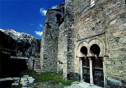 Iglesia de Peñalba de Santiago (León), con su puerta de doble arco con columna central, una joya del arte mozárabe.