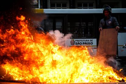 También en el estado de Sao Paulo, decenas de personas hicieron barricadas con fuego en la carretera Anchieta, en el término municipal de Sao Bernardo do Campo, en sentido a la capital regional, provocando grandes colas. En la imagen, manifestantes bloquean una de las principales avenidas de Sao Paulo.