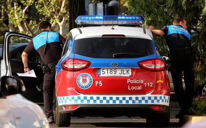 Dos agentes de la Policía local de San Sebastián de los Reyes.
