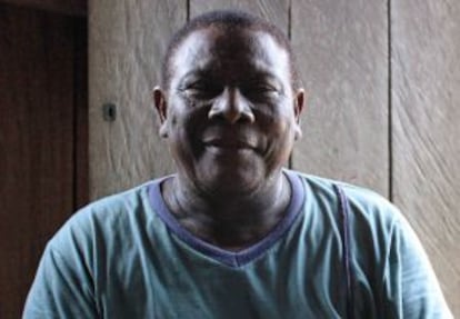 Manuel Raimundo Pereira dos Santos, Seu Tinga, quilombola neto de escravos fugidos que mora na comunidade da Tapagem, às margens do rio Trombetas.