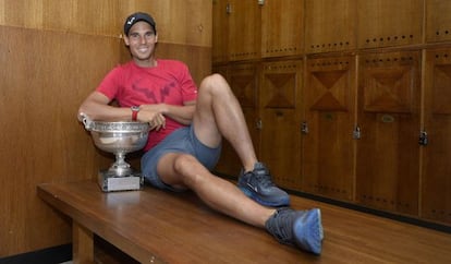 Nadal posa com o troféu de Roland Garros