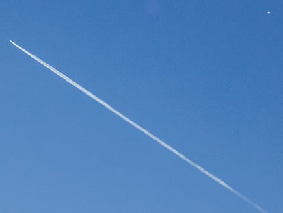 Un avión comercial vuela por debajo del "globo espía" chino detectado en el espacio aéreo estadounidense