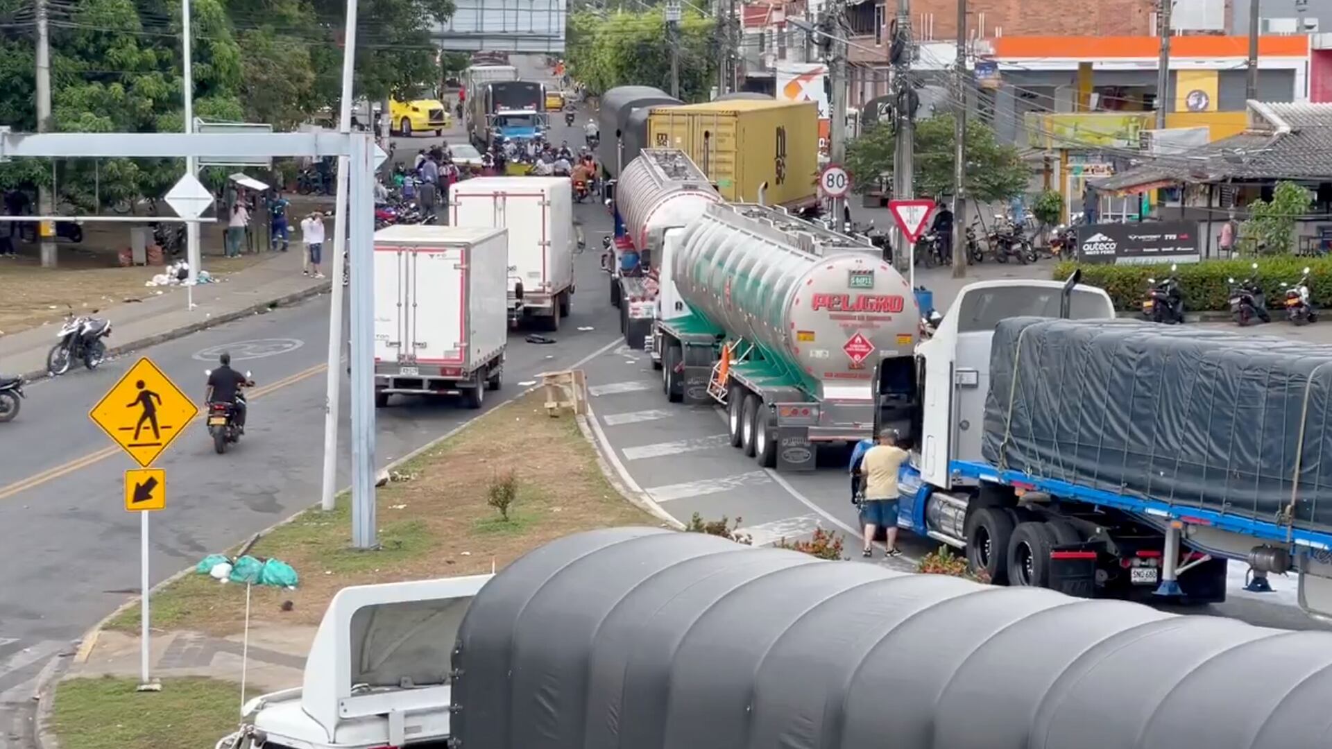 El incendio de vehículos y la intervención de la fuerza pública recrudecen la violencia por el paro minero en el Bajo Cauca