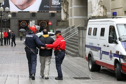 Un detenido en una de las cargas que se han producido entre la Ertzaintza y grupos antifascistas en la calle Berastegui, antes de que llegasen los autobuses de la ultraderecha