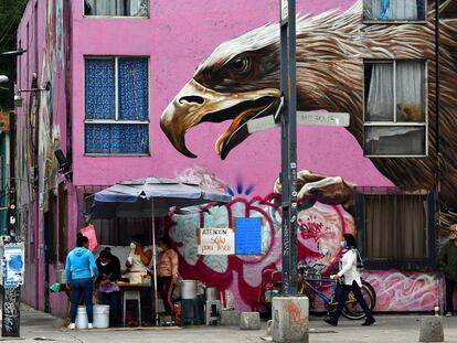 Personas transitan por una calle de Ciudad de México.