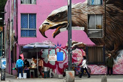 Personas transitan por una calle de Ciudad de México.