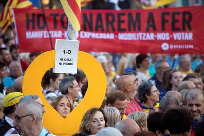 Varios manifestantes portan una pancarta con el mensaje "Ni olvido ni perdón" junto a un lazo amarillo gigante, este martes, durante la concentración convocada en Barcelona por la Asamblea Nacional Catalana bajo el lema "Acabemos lo que empezamos. Ganemos la independencia" enmarcada en una jornada de movilizaciones por toda Cataluña con motivo del segundo aniversario del 1-O. 