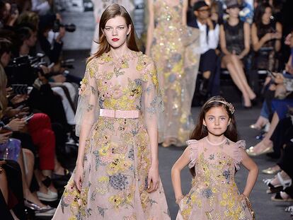 Elie Saab viste de princesas a madres e hijas