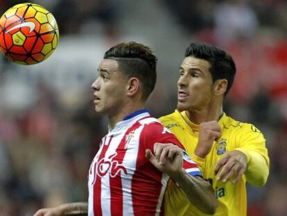 Sanabria controla el bal&oacute;n ante G&oacute;mez.