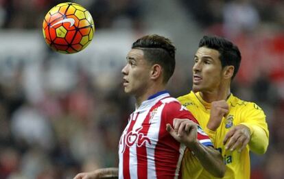 Sanabria controla el bal&oacute;n ante G&oacute;mez.