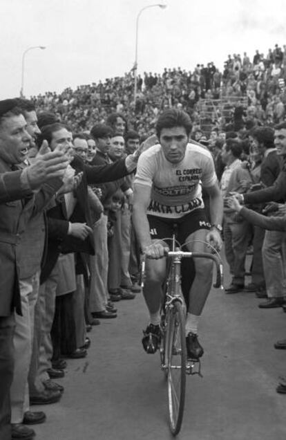 Eddy Merckx en Torrelavega durante la Vuelta a Espa&ntilde;a de 1973.