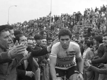 Eddy Merckx en Torrelavega durante la Vuelta a Espa&ntilde;a de 1973.