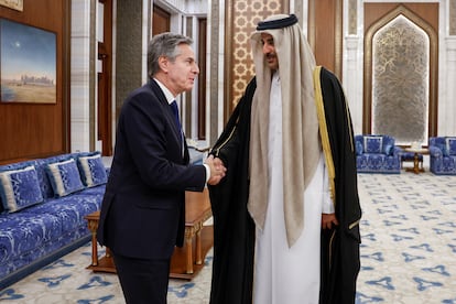 El secretario de Estado estadounidense, Antony Blinken, y el emir de Qatar, el jeque Tamim Bin Hamad Al Thani, este domingo en Doha.