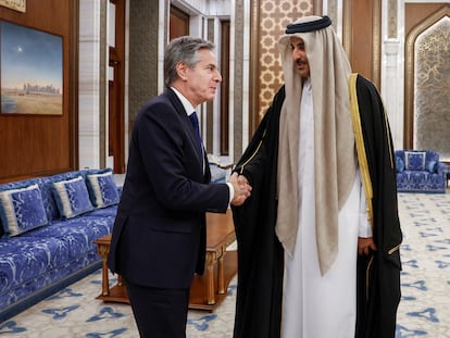 El secretario de Estado estadounidense, Antony Blinken, y el emir de Qatar, el jeque Tamim Bin Hamad Al Thani, este domingo en Doha.