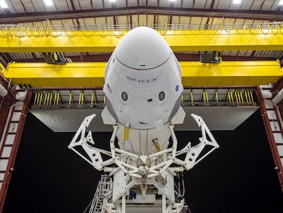 A cápsula ‘Dragon Crew’ sobre o foguete ‘Falcon 9’, da Space X, na rampa de lançamento no Centro Espacial Kennedy, na Flórida.