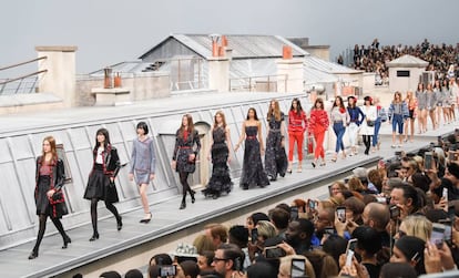 El carrusel final de las modelos durante el desfile primavera/verano 2020 de Chanel, celebrado el 1 de octubre de 2019 en París.