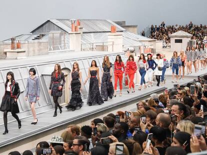 El carrusel final de las modelos durante el desfile primavera/verano 2020 de Chanel, celebrado el 1 de octubre de 2019 en París.