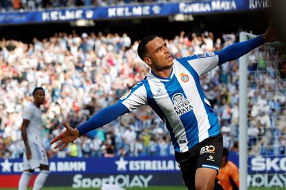 Raúl de Tomás celebra su gol al Real Madrid en el RCDE Stadium.