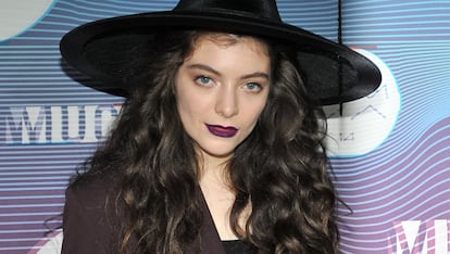 Lorde

En una entrevista con MTV, la cantante explicó. "Mi cabello es salvaje y lo que hago para que siga así es no lavarlo con frecuencia. Una vez cada dos semanas es guay".