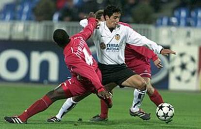 Sánchez intenta irse entre dos jugadores del Spartak.