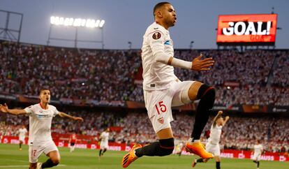 En-Nesyri celebra el primer gol del Sevilla ante el Manchester United
