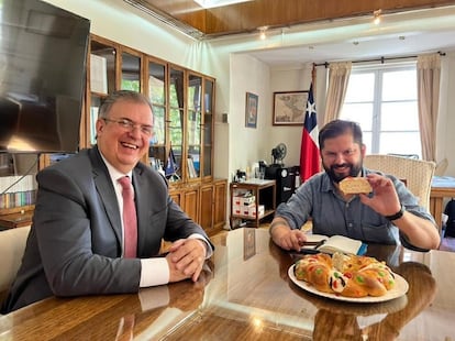 El canciller mexicano, Marcelo Ebrard, y el presidente electo de Chile, Gabriel Boric