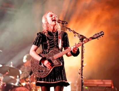 La cantante y compositora Phoebe Bridgers se subió al escenario con un mini vestido de terciopelo negro de Gucci personalizado con detalles brillantes bordados y volantes.