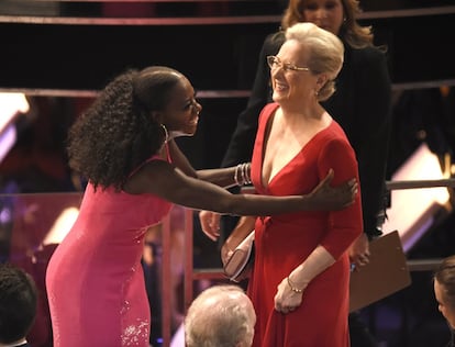 Viola Davis se ríe con Meryl Streep antes del inicio de la gala.