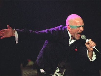 El cantante de R.E.M., Michael Stipe, durante el concierto que el grupo ofreció en Madrid en octubre de 2003.