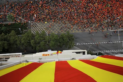 Vista aérea da manifestação pelo Dia Nacional da Catalunha na Avenida Diagonal, uma das principais de Barcelona.