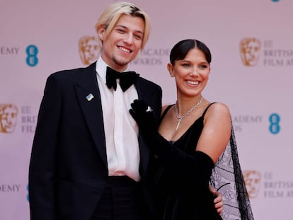 Millie Bobby Brown y Jake Bongiovi, a su llegada a los Premios BAFTA, en el Royal Albert Hall, en Londres.