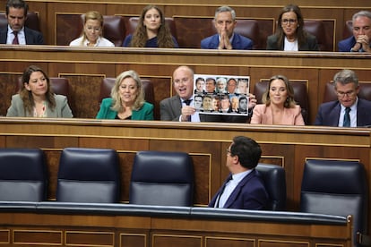 Miguel Tellado, portavoz del PP, muestra los retratos de socialistas asesinados por ETA, el 8 de octubre. 